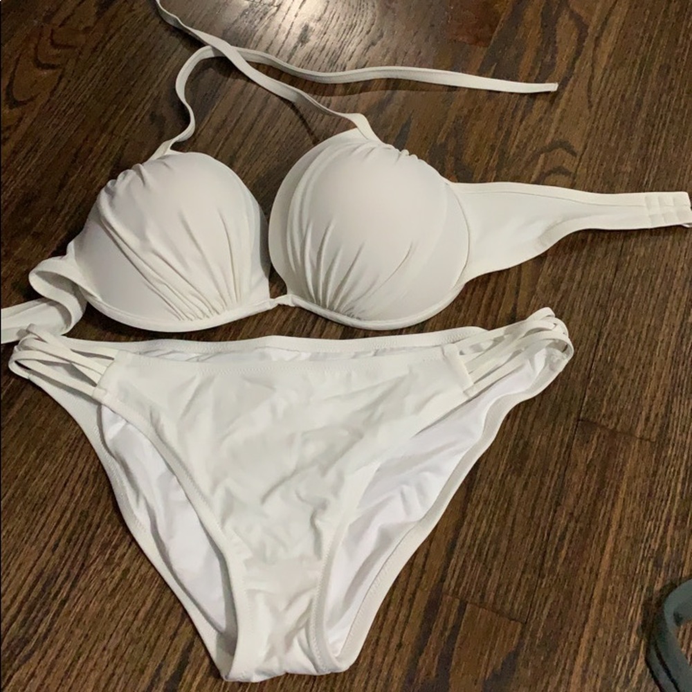 38DD bathing suit and XL bottoms